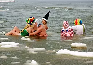 Ostsee-Eisbader inmitten von Eisschollen